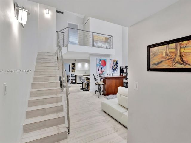 Продажа дома по адресу 2730 NE 183rd St TH03 - фото 6144288