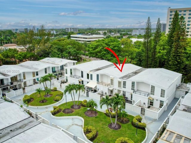 Продажа дома по адресу 2730 NE 183rd St TH03 - фото 6144289