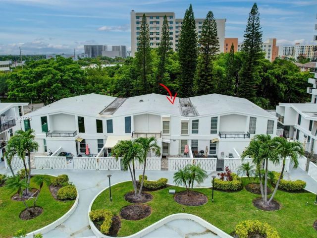 Продажа дома по адресу 2730 NE 183rd St TH03 - фото 6144290