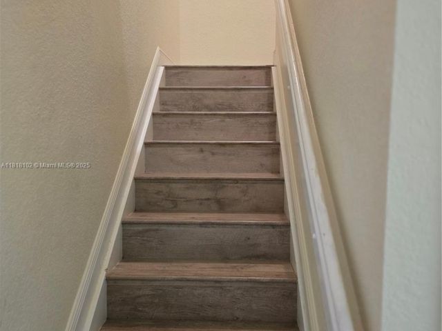 Продажа дома по адресу 146 SW 7th Ct - фото 6132795