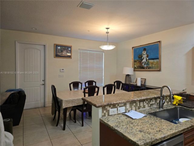 Продажа дома по адресу 146 SW 7th Ct - фото 6132798