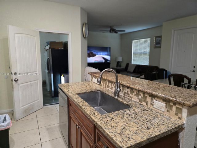 Продажа дома по адресу 146 SW 7th Ct - фото 6132799