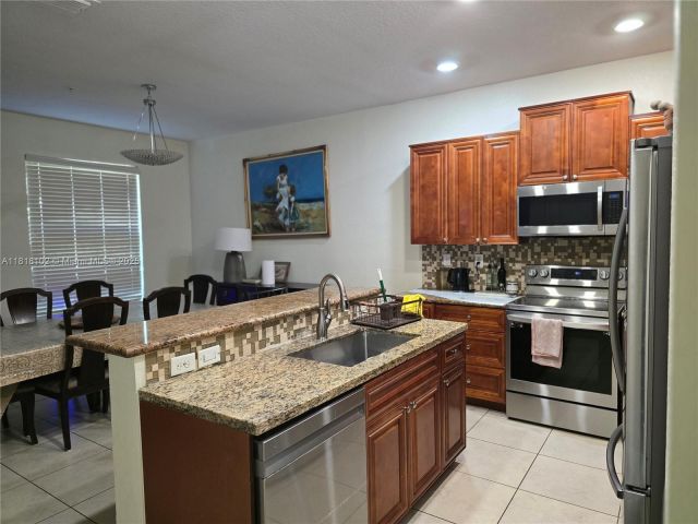 Продажа дома по адресу 146 SW 7th Ct - фото 6132801