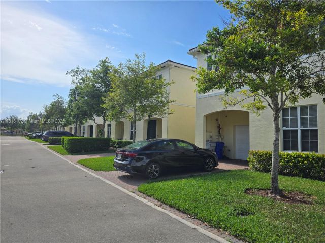 Продажа дома по адресу 146 SW 7th Ct - фото 6132808