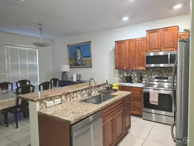 Продажа дома по адресу 146 SW 7th Ct - фото 6132801