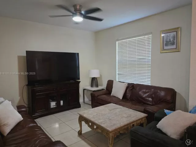 Продажа дома по адресу 146 SW 7th Ct - фото 6132796