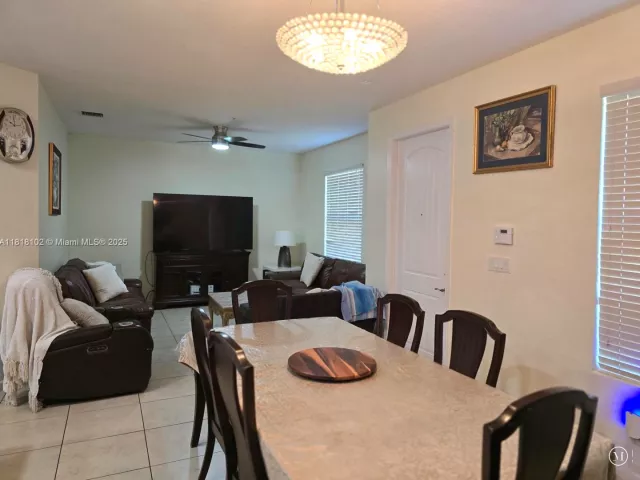 Продажа дома по адресу 146 SW 7th Ct - фото 6132797