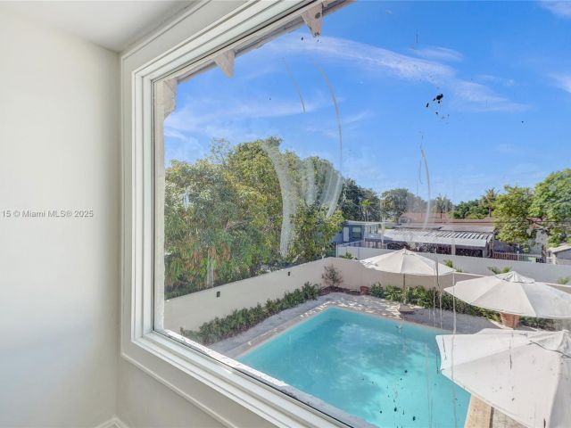 Продажа дома по адресу 1731 NE 171st St - фото 6180728