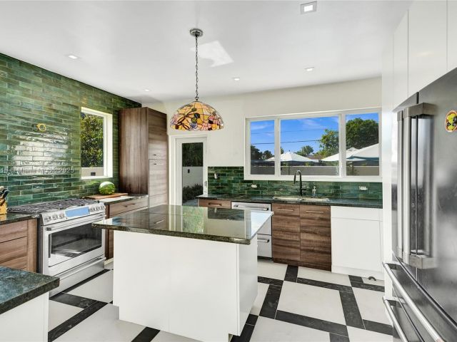 Продажа дома по адресу 1731 NE 171st St - фото 6180729