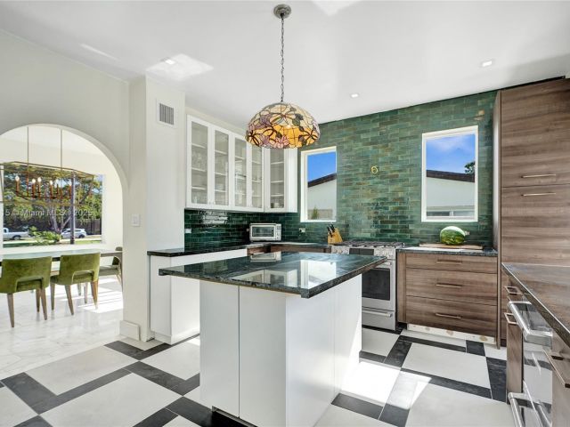 Продажа дома по адресу 1731 NE 171st St - фото 6180730