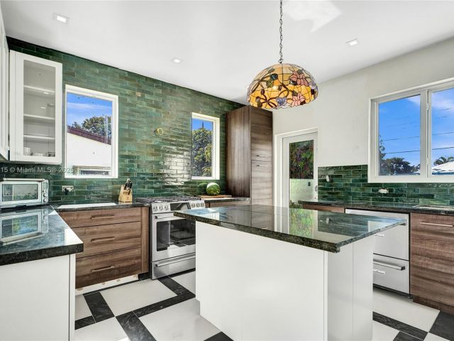 Продажа дома по адресу 1731 NE 171st St - фото 6180731