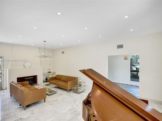 Продажа дома по адресу 1731 NE 171st St - фото 6180732