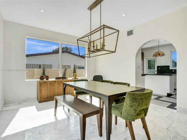 Продажа дома по адресу 1731 NE 171st St - фото 6180733