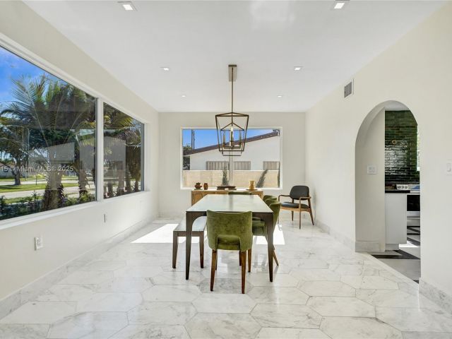 Продажа дома по адресу 1731 NE 171st St - фото 6180734