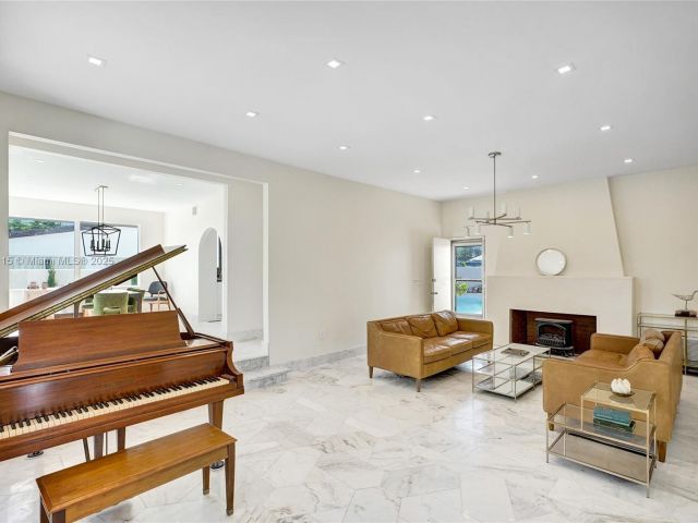 Продажа дома по адресу 1731 NE 171st St - фото 6180736