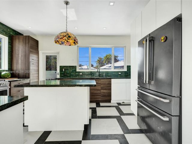 Продажа дома по адресу 1731 NE 171st St - фото 6180738