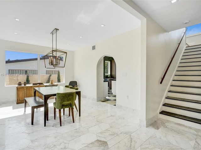 Продажа дома по адресу 1731 NE 171st St - фото 6180739