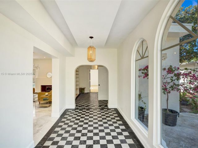 Продажа дома по адресу 1731 NE 171st St - фото 6180740