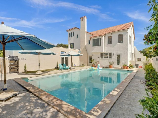 Продажа дома по адресу 1731 NE 171st St - фото 6180741