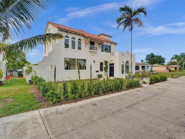 Продажа дома по адресу 1731 NE 171st St - фото 6180742