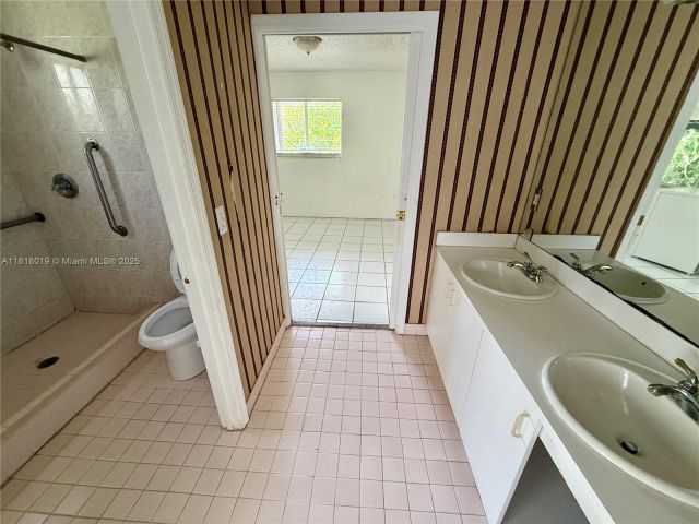 Продажа дома по адресу 8200 SW 92nd St - фото 6133850