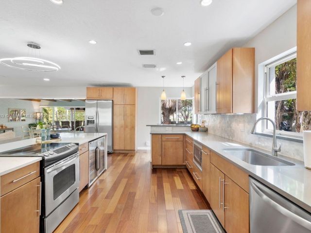 Продажа дома по адресу 2837 NE 17th Ave - фото 6223540