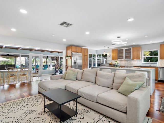 Продажа дома по адресу 2837 NE 17th Ave - фото 6223554