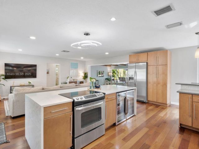 Продажа дома по адресу 2837 NE 17th Ave - фото 6223555