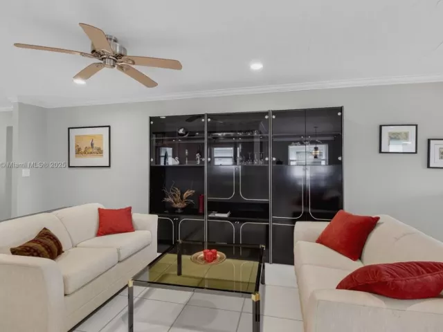 Продажа дома по адресу 3810 Rowena Cir - фото 6134209