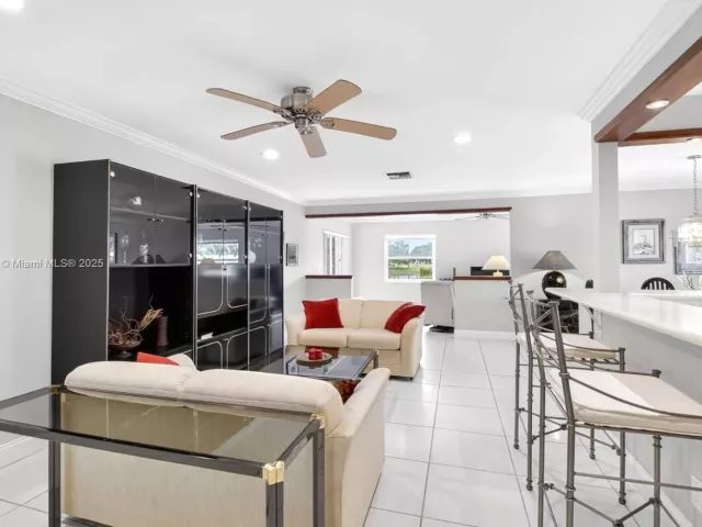 Продажа дома по адресу 3810 Rowena Cir - фото 6134210