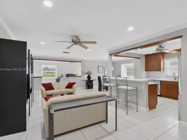 Продажа дома по адресу 3810 Rowena Cir - фото 6134211