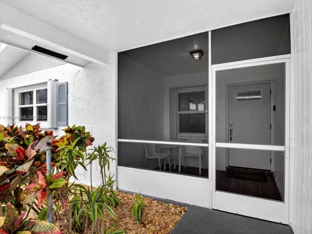 Продажа дома по адресу 3810 Rowena Cir - фото 6134216