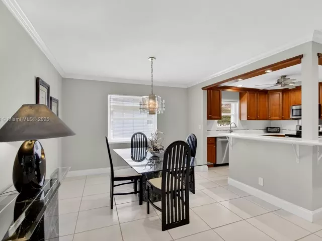 Продажа дома по адресу 3810 Rowena Cir - фото 6134201