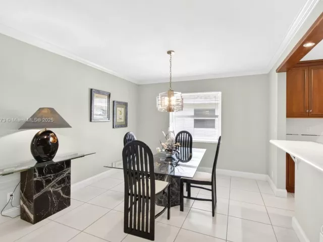 Продажа дома по адресу 3810 Rowena Cir - фото 6134202