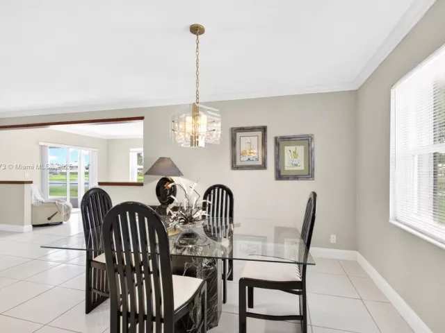 Продажа дома по адресу 3810 Rowena Cir - фото 6134203