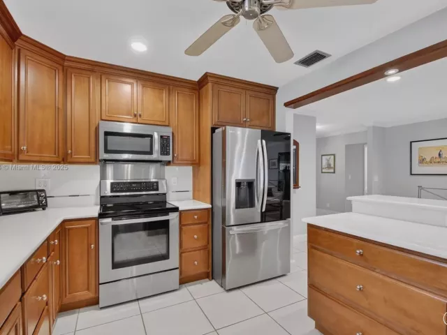 Продажа дома по адресу 3810 Rowena Cir - фото 6134204