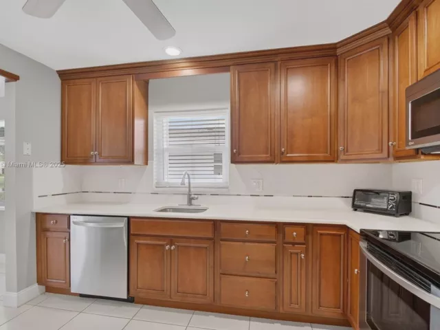 Продажа дома по адресу 3810 Rowena Cir - фото 6134206