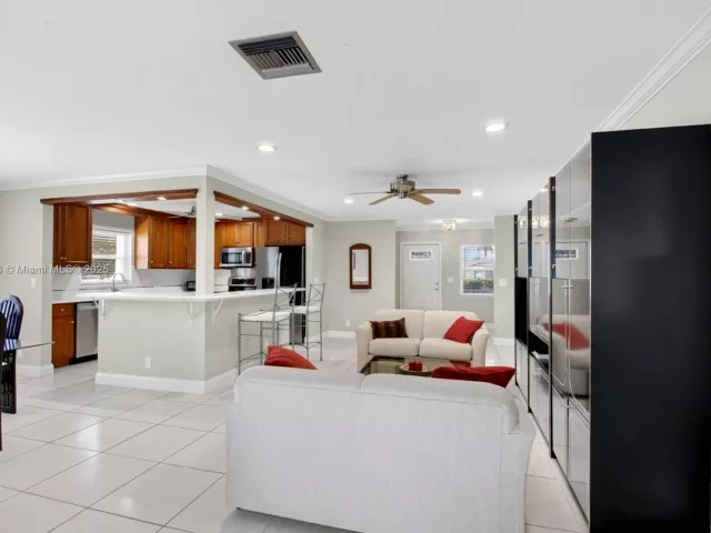 Продажа дома по адресу 3810 Rowena Cir - фото 6134208