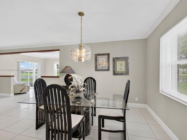 Продажа дома по адресу 3810 Rowena Cir - фото 6134203