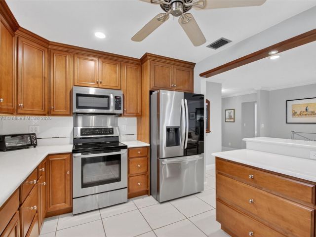 Продажа дома по адресу 3810 Rowena Cir - фото 6134204