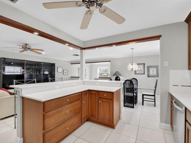 Продажа дома по адресу 3810 Rowena Cir - фото 6134205