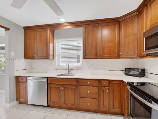 Продажа дома по адресу 3810 Rowena Cir - фото 6134206