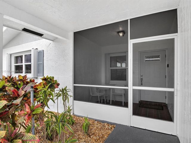 Продажа дома по адресу 3810 Rowena Cir - фото 6134216