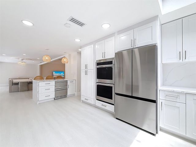 Продажа дома по адресу 5100 Pineview Cir - фото 6159098