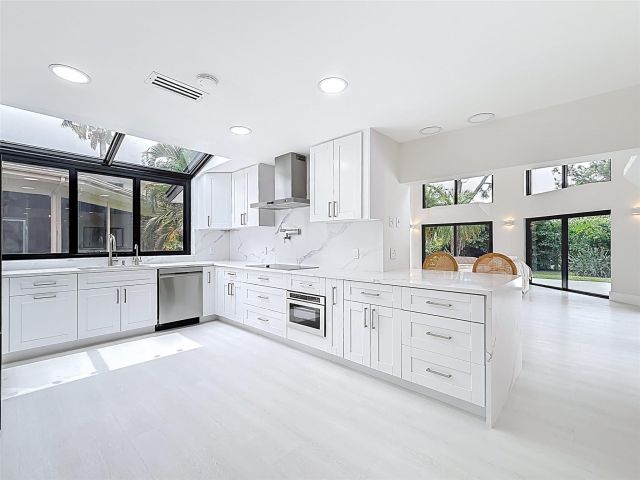 Продажа дома по адресу 5100 Pineview Cir - фото 6159102