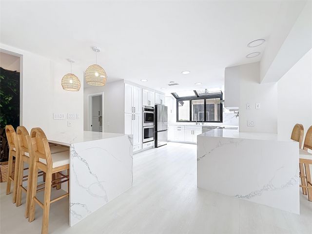 Продажа дома по адресу 5100 Pineview Cir - фото 6159103