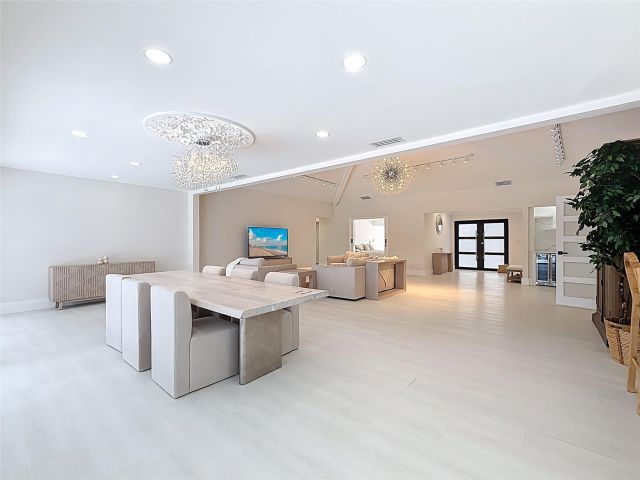 Продажа дома по адресу 5100 Pineview Cir - фото 6159105