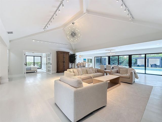 Продажа дома по адресу 5100 Pineview Cir - фото 6159107