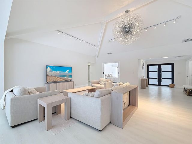 Продажа дома по адресу 5100 Pineview Cir - фото 6159108