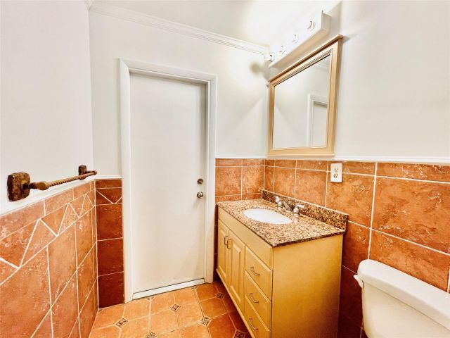 Продажа дома по адресу 1478 NE 56th St - фото 6166107